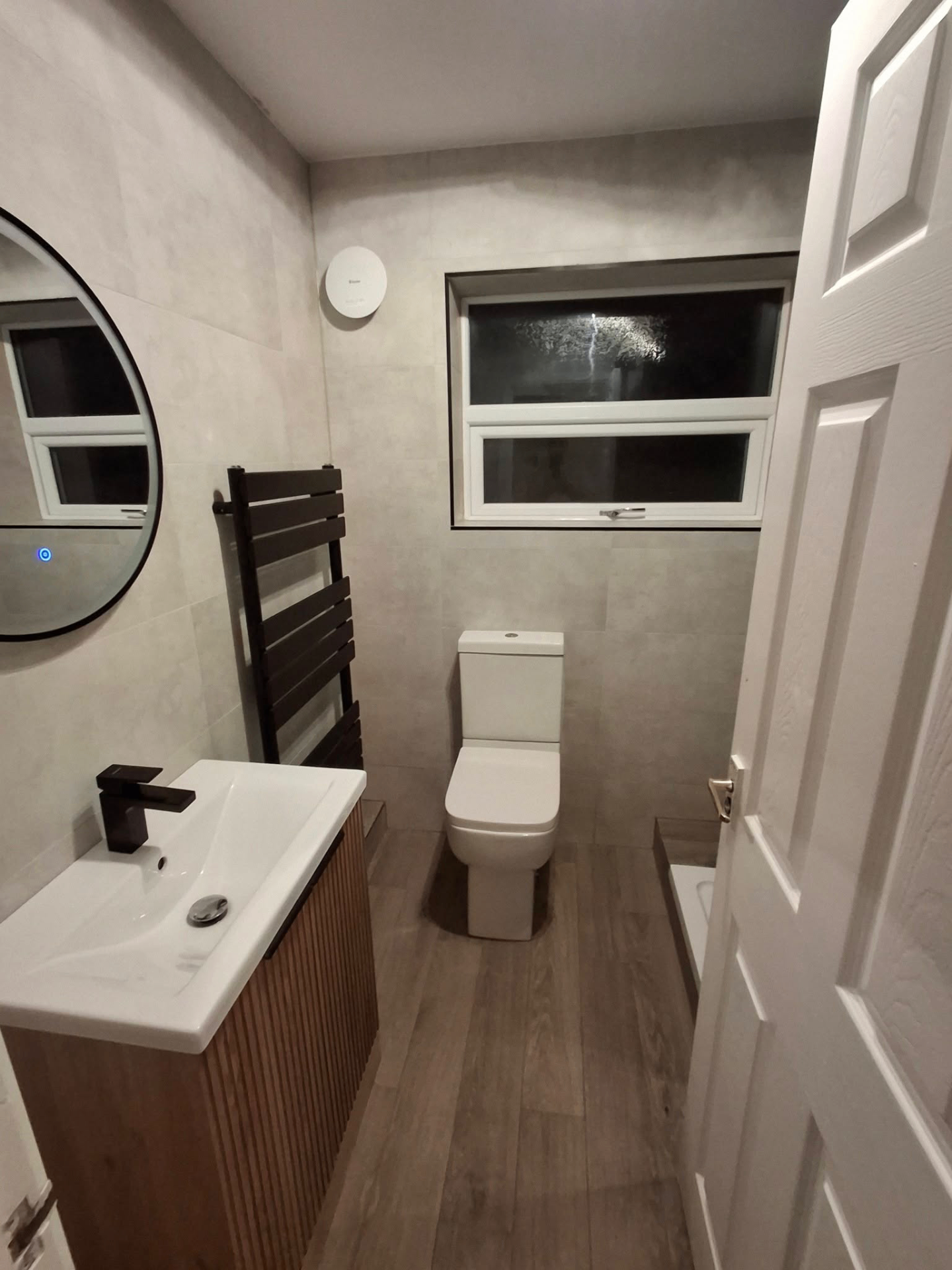 Wood-Effect Floor Bathroom with Fluted Vanity